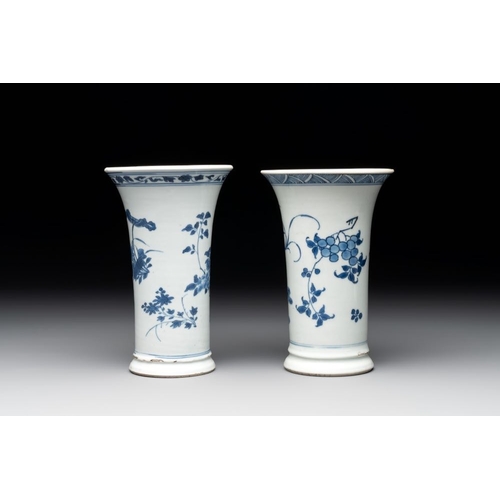 917 - A pair of Chinese blue and white beaker vases with floral sprigs, Transitional periodH.: 17,5 cm... 