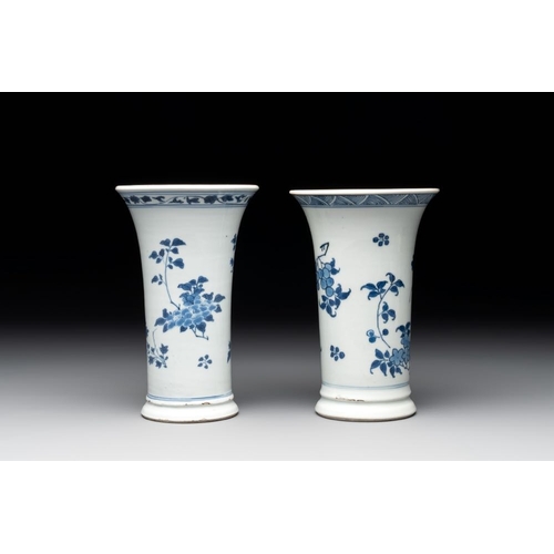 917 - A pair of Chinese blue and white beaker vases with floral sprigs, Transitional periodH.: 17,5 cm... 