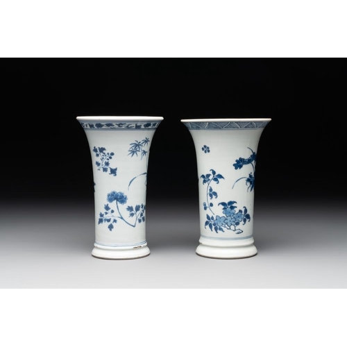 917 - A pair of Chinese blue and white beaker vases with floral sprigs, Transitional periodH.: 17,5 cm... 