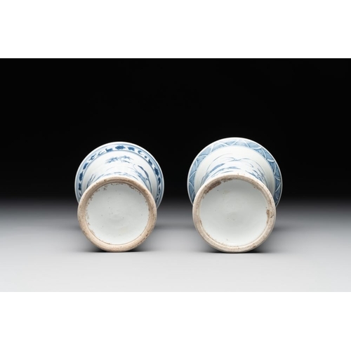 917 - A pair of Chinese blue and white beaker vases with floral sprigs, Transitional periodH.: 17,5 cm... 