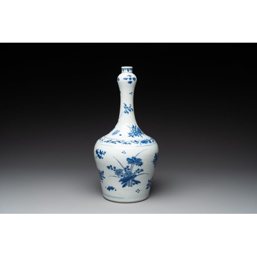 918 - A Chinese blue and white bottle vase with floral sprigs, Transitional periodH.: 37,5 cm... 