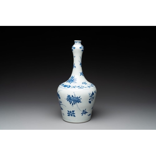 918 - A Chinese blue and white bottle vase with floral sprigs, Transitional periodH.: 37,5 cm... 