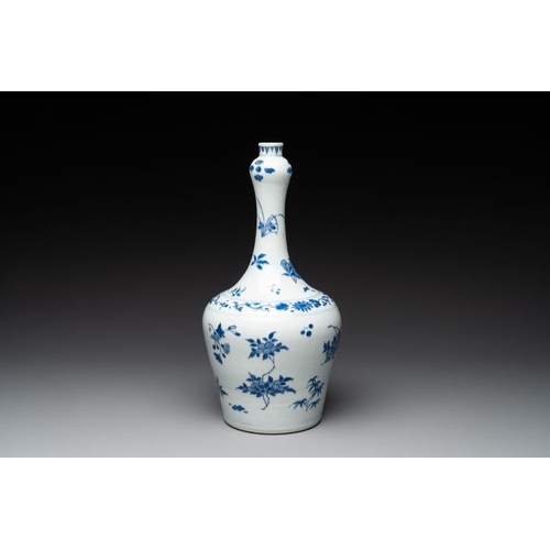 918 - A Chinese blue and white bottle vase with floral sprigs, Transitional periodH.: 37,5 cm... 