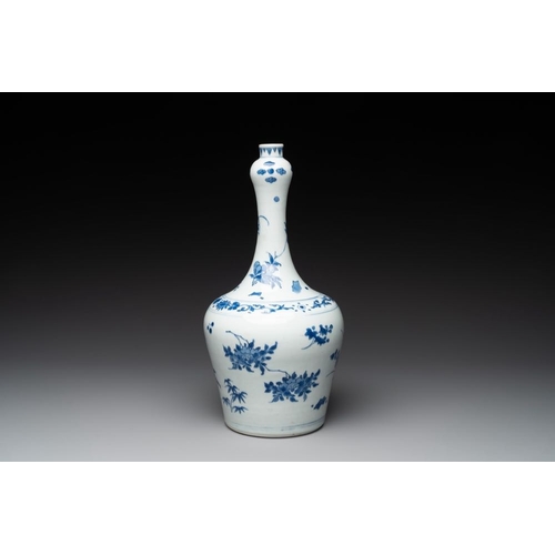 918 - A Chinese blue and white bottle vase with floral sprigs, Transitional periodH.: 37,5 cm... 