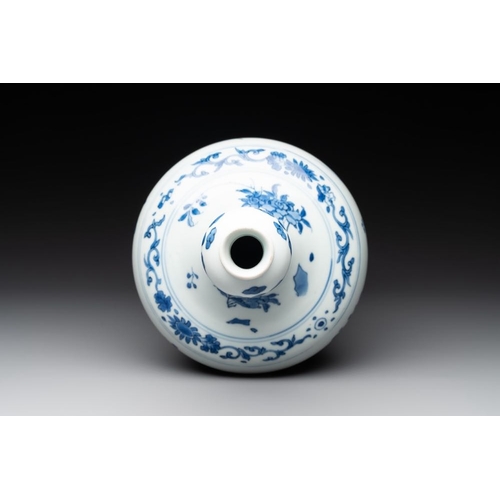 918 - A Chinese blue and white bottle vase with floral sprigs, Transitional periodH.: 37,5 cm... 