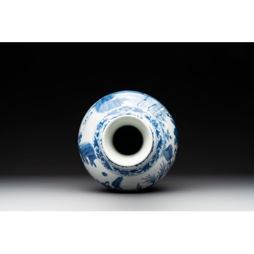 919 - A Chinese blue and white 'Lian Sheng San Ji' bottle vase, Transitional periodH.: 39,3 cm... 