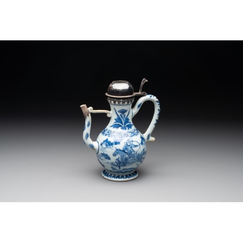 923 - A Chinese silver-mounted blue and white 'Mongolian hunt' ewer, Transitional periodL.: 19 cm - H.: 23... 