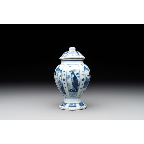 924 - A Chinese blue and white 'landscape' mustard jar and cover, Transitional periodH.: 14,5 cm (incl.cov... 