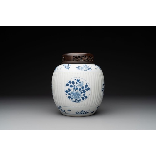 925 - A Chinese blue and white jar with floral design and a wooden cover, KangxiH.: 22,5 cm (incl. cover)... 