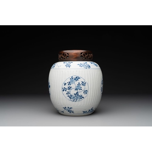 925 - A Chinese blue and white jar with floral design and a wooden cover, KangxiH.: 22,5 cm (incl. cover)... 