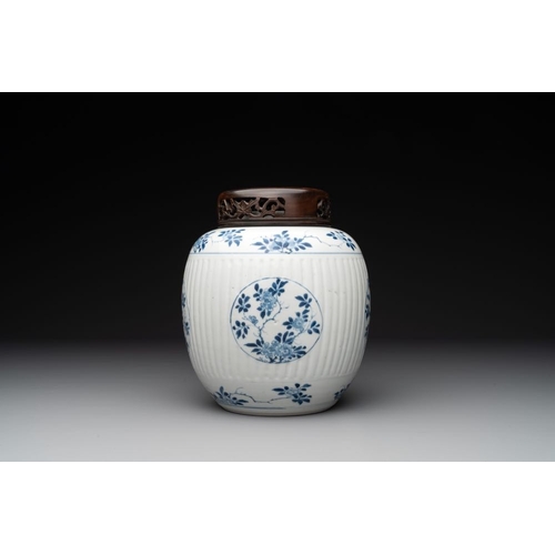 925 - A Chinese blue and white jar with floral design and a wooden cover, KangxiH.: 22,5 cm (incl. cover)... 