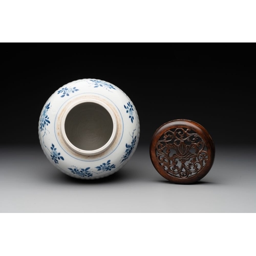 925 - A Chinese blue and white jar with floral design and a wooden cover, KangxiH.: 22,5 cm (incl. cover)... 