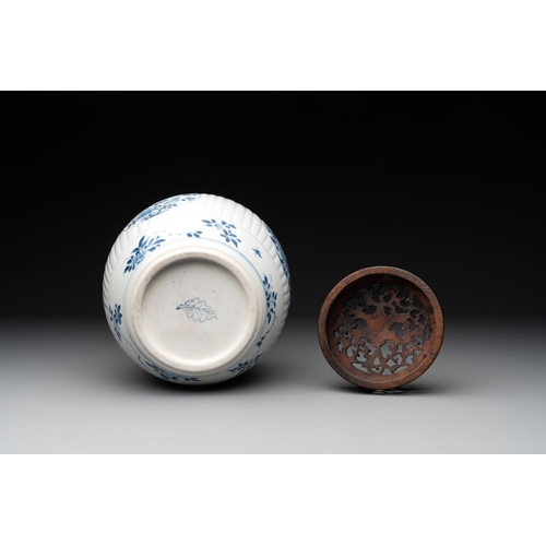 925 - A Chinese blue and white jar with floral design and a wooden cover, KangxiH.: 22,5 cm (incl. cover)... 