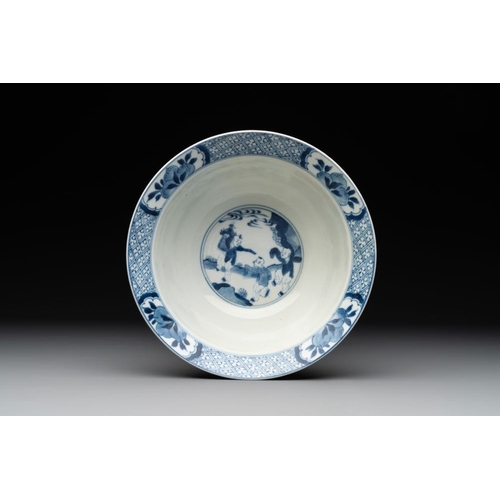 930 - A Chinese blue and white 'klapmuts' bowl with figural design, KangxiDia.: 21 cm - H.: 9,7 cm
... 