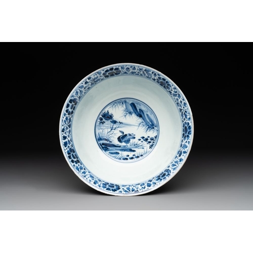 931 - A Chinese blue and white 'duck pond' bowl, Chenghua mark, KangxiDia.: 22 cm -H.: 9,5 cm... 