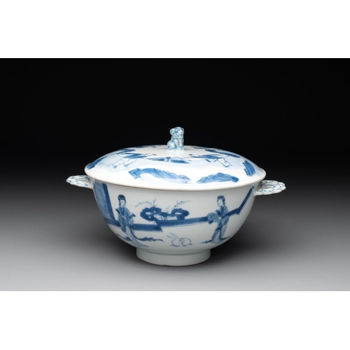 934 - A Chinese blue and white 'Long Elizas and playing boys' covered bowl, Chenghua mark, KangxiL.: 19,5 ... 