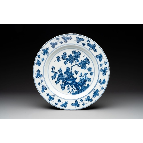 940 - A Chinese blue and white dish with floral design, Kangxi mark and of the periodDia.: 36,2 cm... 