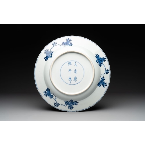 940 - A Chinese blue and white dish with floral design, Kangxi mark and of the periodDia.: 36,2 cm... 