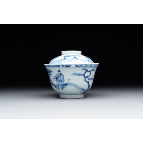 944 - A Chinese blue and white 'figures and a phoenix' tea bowl and cover, YongzhengDia.: 9,7 cm - H.: 8,1... 