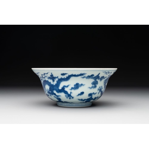 946 - A Chinese blue and white 'dragon' bowl, Qianlong mark and of the periodDia.: 17 cm - H.: 7,5 cm... 