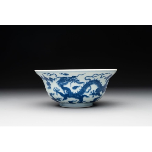 946 - A Chinese blue and white 'dragon' bowl, Qianlong mark and of the periodDia.: 17 cm - H.: 7,5 cm... 