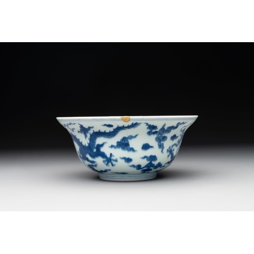 946 - A Chinese blue and white 'dragon' bowl, Qianlong mark and of the periodDia.: 17 cm - H.: 7,5 cm... 