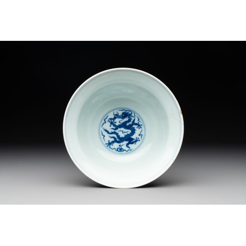 946 - A Chinese blue and white 'dragon' bowl, Qianlong mark and of the periodDia.: 17 cm - H.: 7,5 cm... 