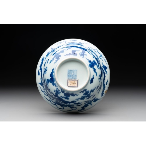 946 - A Chinese blue and white 'dragon' bowl, Qianlong mark and of the periodDia.: 17 cm - H.: 7,5 cm... 