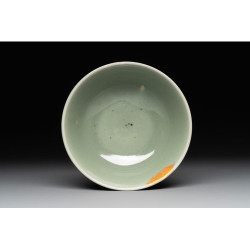 95 - A Chinese Longquan celadon stem cup and two saucers, MingDia.: 15,3 cm - H.: 12,2 cm (the stem cup)D... 