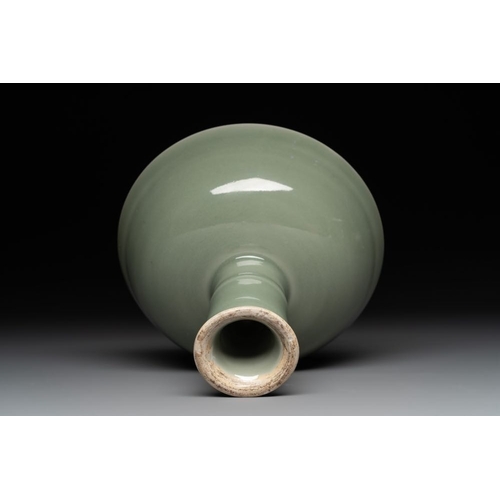 95 - A Chinese Longquan celadon stem cup and two saucers, MingDia.: 15,3 cm - H.: 12,2 cm (the stem cup)D... 