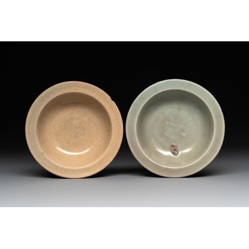 95 - A Chinese Longquan celadon stem cup and two saucers, MingDia.: 15,3 cm - H.: 12,2 cm (the stem cup)D... 