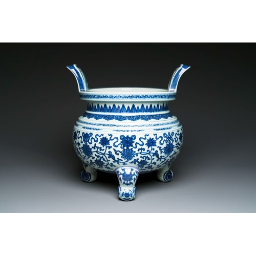 957 - A large Chinese blue and white 'bajixiang' and 'lotus scrolls' tripod censer, QianlongH.: 34 cm... 