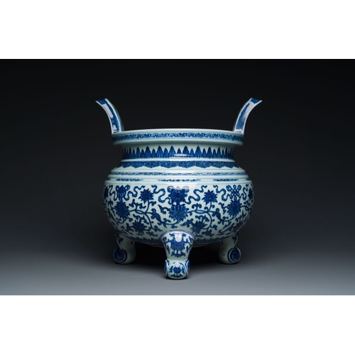 957 - A large Chinese blue and white 'bajixiang' and 'lotus scrolls' tripod censer, QianlongH.: 34 cm... 