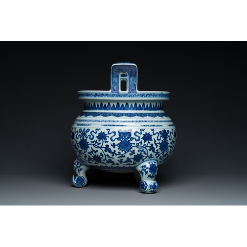 957 - A large Chinese blue and white 'bajixiang' and 'lotus scrolls' tripod censer, QianlongH.: 34 cm... 