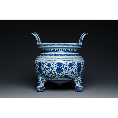 957 - A large Chinese blue and white 'bajixiang' and 'lotus scrolls' tripod censer, QianlongH.: 34 cm... 