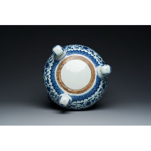 957 - A large Chinese blue and white 'bajixiang' and 'lotus scrolls' tripod censer, QianlongH.: 34 cm... 