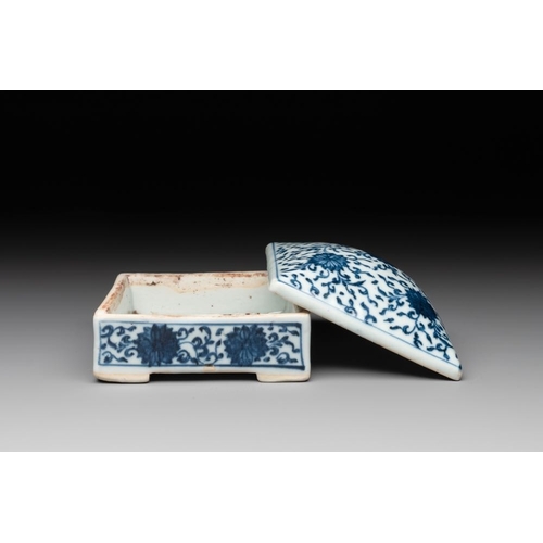 958 - A Chinese blue and white square 'lotus scroll' box and cover, QianlongDim.: 10,5 x 10,5 x 6,8 cm (bo... 