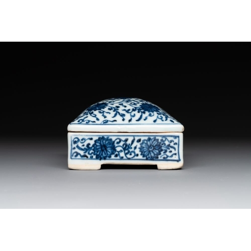 958 - A Chinese blue and white square 'lotus scroll' box and cover, QianlongDim.: 10,5 x 10,5 x 6,8 cm (bo... 