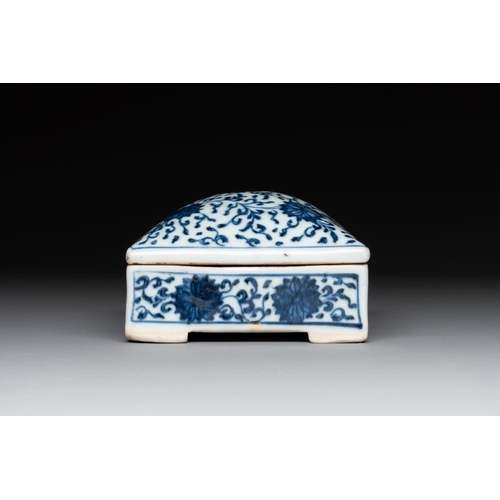 958 - A Chinese blue and white square 'lotus scroll' box and cover, QianlongDim.: 10,5 x 10,5 x 6,8 cm (bo... 