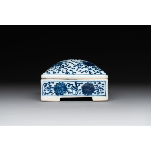 958 - A Chinese blue and white square 'lotus scroll' box and cover, QianlongDim.: 10,5 x 10,5 x 6,8 cm (bo... 