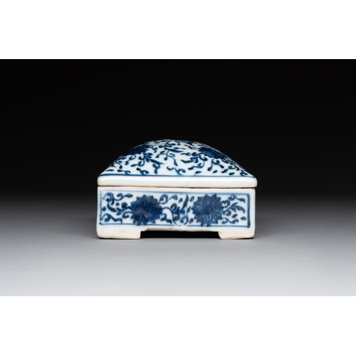 958 - A Chinese blue and white square 'lotus scroll' box and cover, QianlongDim.: 10,5 x 10,5 x 6,8 cm (bo... 