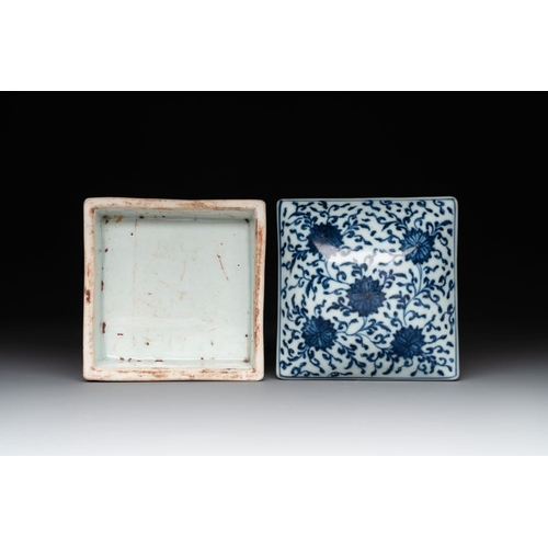 958 - A Chinese blue and white square 'lotus scroll' box and cover, QianlongDim.: 10,5 x 10,5 x 6,8 cm (bo... 