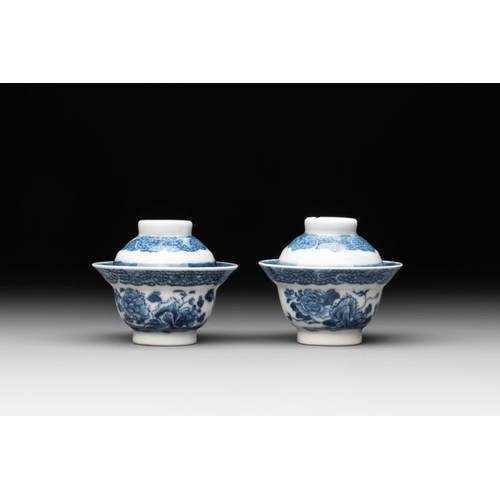 959 - A collection of 32 pieces Chinese blue and white cups, saucers and covers with floral design, Qianlo... 