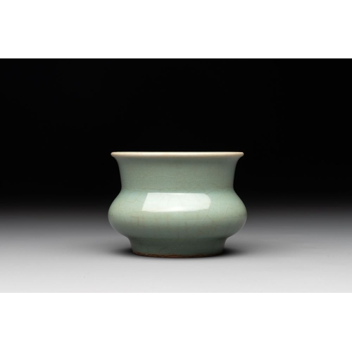 96 - A Chinese Longquan celadon jardiniere, zhadou, SongDia.: 8,5 cm - H.: 6,5 cm