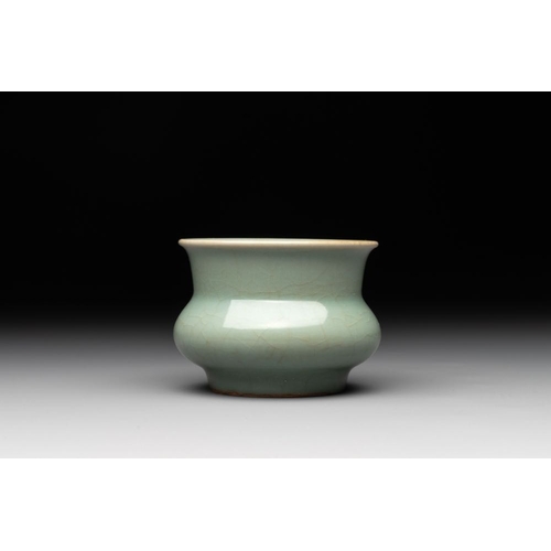 96 - A Chinese Longquan celadon jardiniere, zhadou, SongDia.: 8,5 cm - H.: 6,5 cm