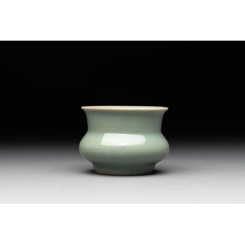 96 - A Chinese Longquan celadon jardiniere, zhadou, SongDia.: 8,5 cm - H.: 6,5 cm