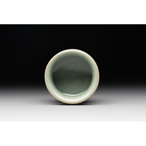 96 - A Chinese Longquan celadon jardiniere, zhadou, SongDia.: 8,5 cm - H.: 6,5 cm