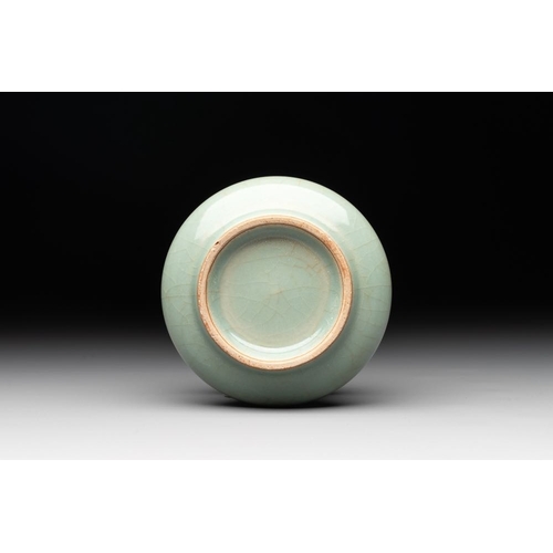 96 - A Chinese Longquan celadon jardiniere, zhadou, SongDia.: 8,5 cm - H.: 6,5 cm