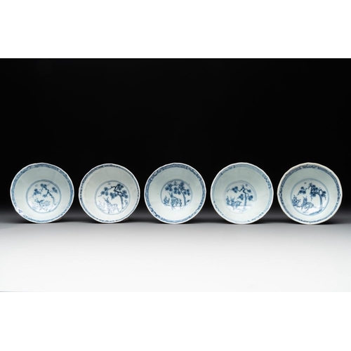 961 - A collection of 17 Chinese blue and white wares, Kangxi/QianlongDia.: 19,5 cm - H.: 8,5 cm (the bowl... 