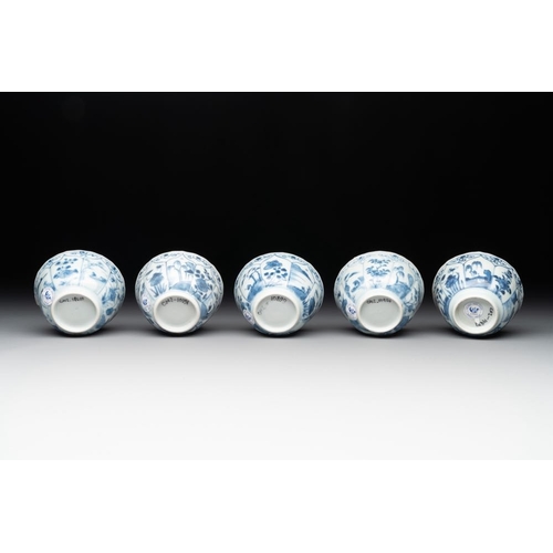 961 - A collection of 17 Chinese blue and white wares, Kangxi/QianlongDia.: 19,5 cm - H.: 8,5 cm (the bowl... 